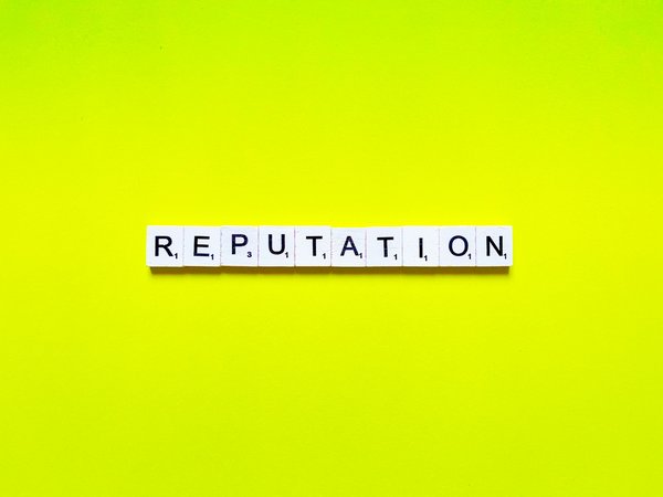 Quels sont les enjeux juridiques de la gestion des risques liés à la réputation en ligne pour les entreprises?